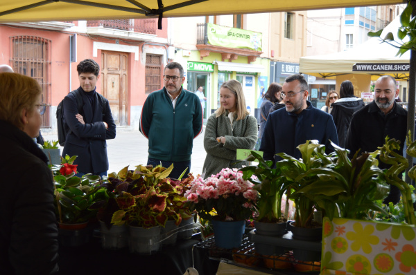 alcalde-jose-benlloch-y-autoridades-municipales-visitan-la-feria-outlet-de-ucovi-en-la-plaza-mayor