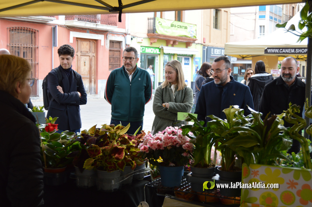 Alcalde Jos� Benlloch y autoridades municipales visitan la Feria Outlet de UCOVI en la Plaza Mayor