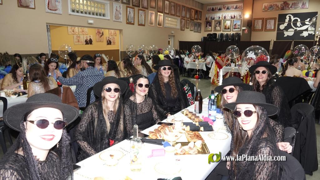 Les falleres majors de Borriana, de sopar pre-Cavalcada del Ninot