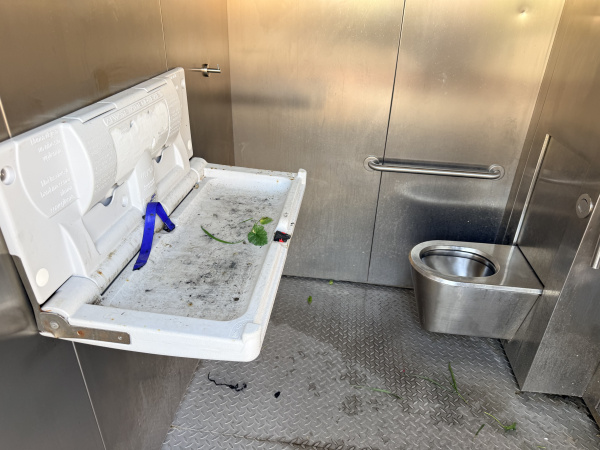 PSPV denuncia abandono en la estaci�n de autobuses de Castell�: pantallas apagadas, ba�o impracticable y techo roto