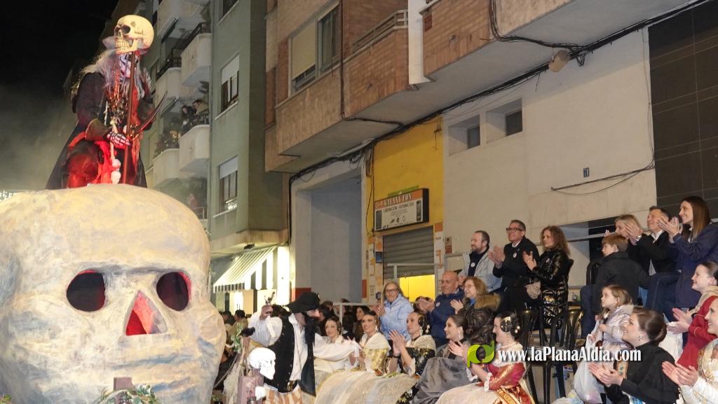 Burriana celebra la Cavalcada del Ninot amb s?tira i humor