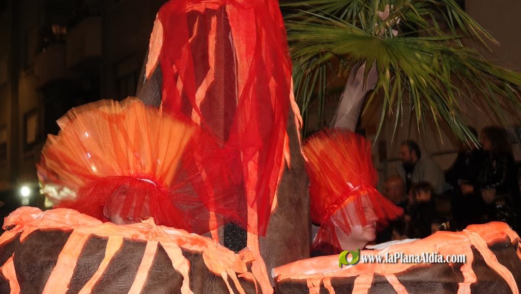 Burriana celebra la Cavalcada del Ninot amb s?tira i humor