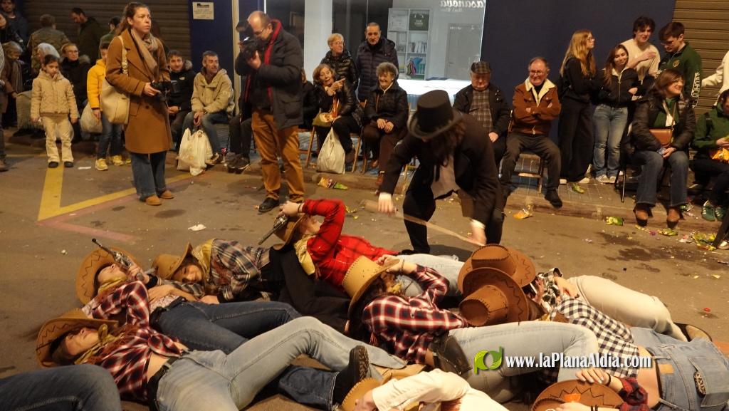 Burriana celebra la Cavalcada del Ninot amb s?tira i humor