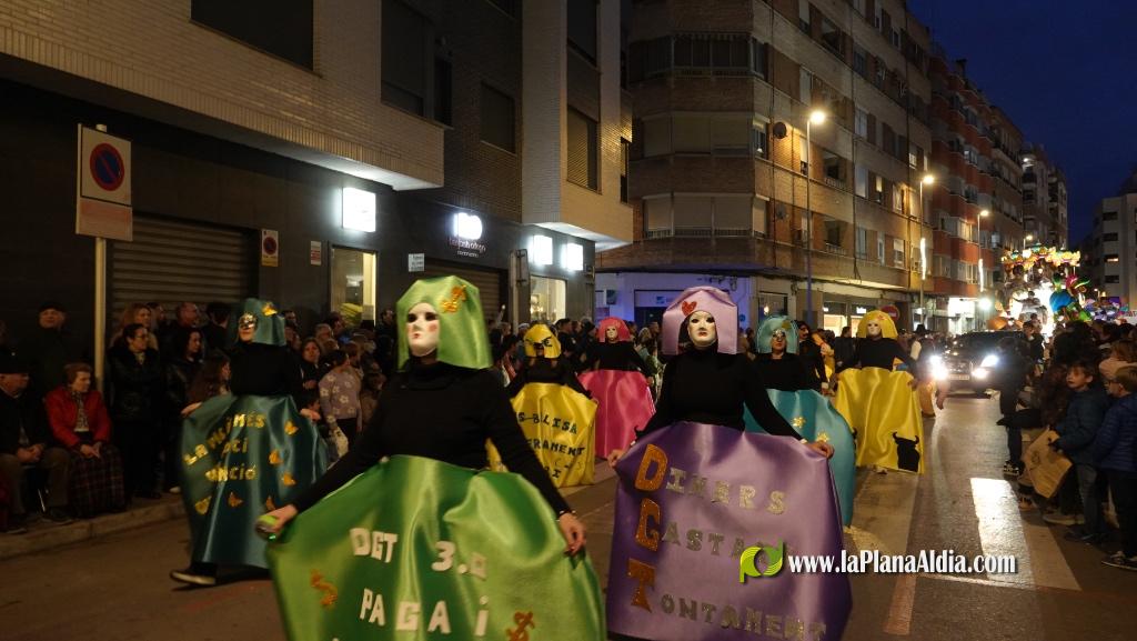 Burriana celebra la Cavalcada del Ninot amb s?tira i humor