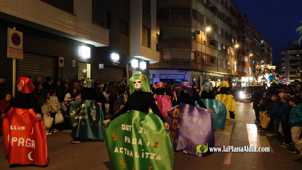 Burriana celebra la Cavalcada del Ninot amb s?tira i humor
