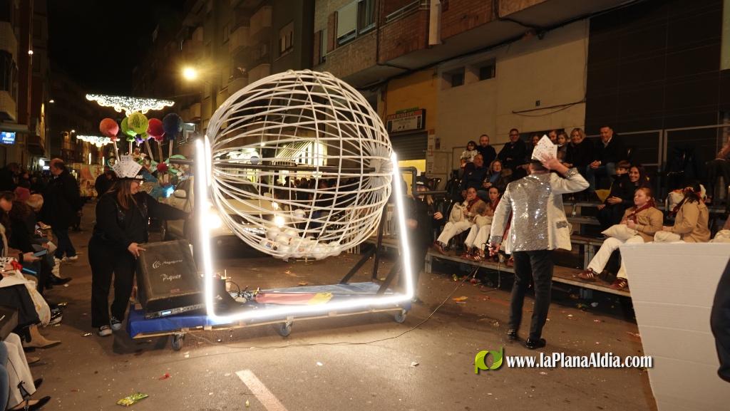 Burriana celebra la Cavalcada del Ninot amb s?tira i humor