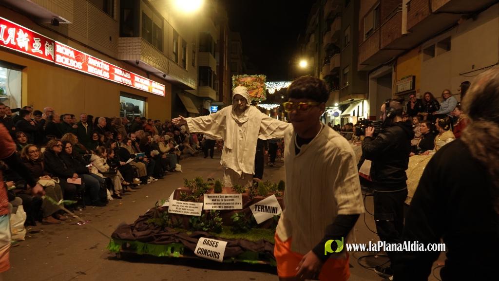 Burriana celebra la Cavalcada del Ninot amb s?tira i humor