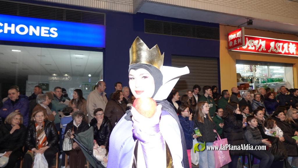 Burriana celebra la Cavalcada del Ninot amb s?tira i humor