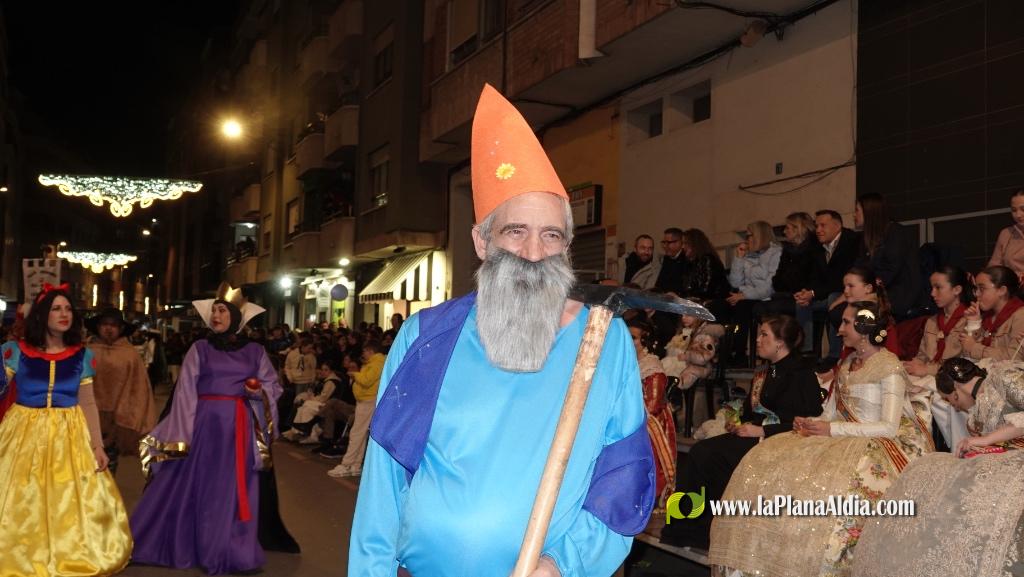 Burriana celebra la Cavalcada del Ninot amb s?tira i humor