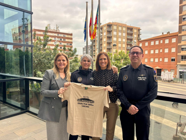 La Policia Local d'Almassora reconeix a l'agent Carla Angel despr�s de coronar el Kilimanjaro