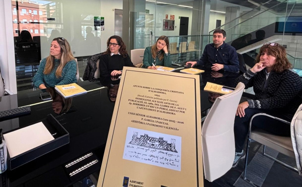 Almassora reparte als centres educatius un manual sobre la hist�ria local elaborat per Primitiu Garcia
