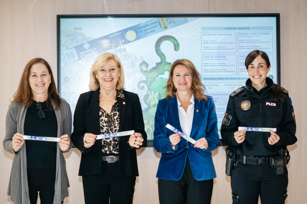 Bego�a Carrasco presenta pulseras detectoras para prevenir agresiones sexistas durante la Magdalena