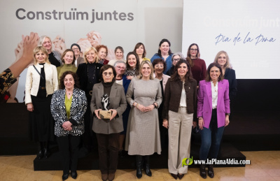  Marta Barrachina enaltix la const�ncia, l'esfor� i comprom�s de M.� Carmen Miralles amb el lliurament del guard� 'Constru�m Juntes'