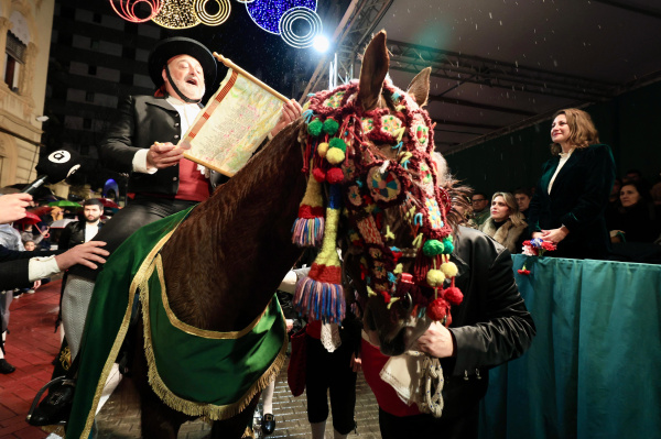 Castell�n arranca la Magdalena con un Prego adaptado por la lluvia