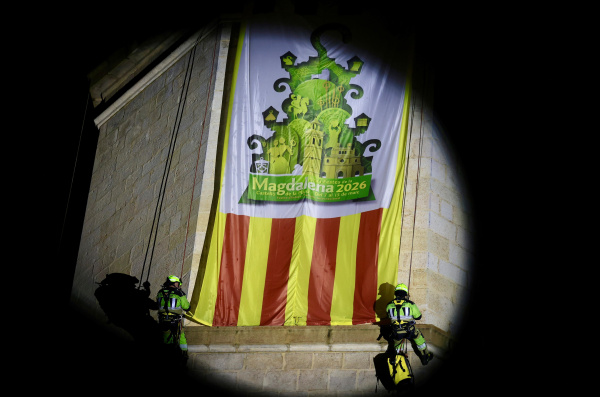 La plaza Mayor se vuelca con la Enfarola del Fadri en una noche de tradici�n y p�lvora