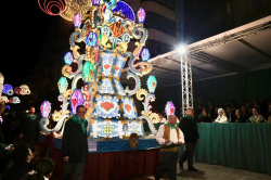 Les gaiates il�luminen Castell� i el Desfil de gaiates rep la declaraci� de B� d'Inter�s Cultural