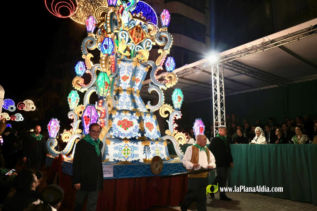 Les gaiates il�luminen Castell� i el Desfil de gaiates rep la declaraci� de B� d'Inter�s Cultural