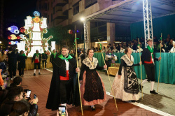 Les gaiates il�luminen Castell� i el Desfil de gaiates rep la declaraci� de B� d'Inter�s Cultural