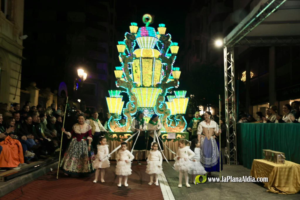 Les gaiates il�luminen Castell� i el Desfil de gaiates rep la declaraci� de B� d'Inter�s Cultural