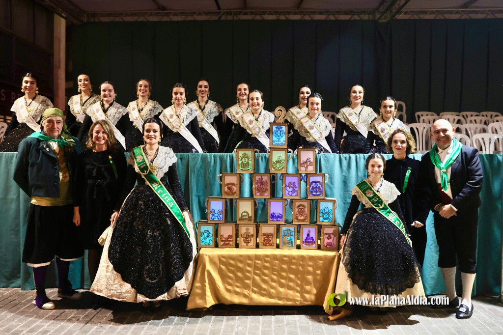 Les gaiates il�luminen Castell� i el Desfil de gaiates rep la declaraci� de B� d'Inter�s Cultural