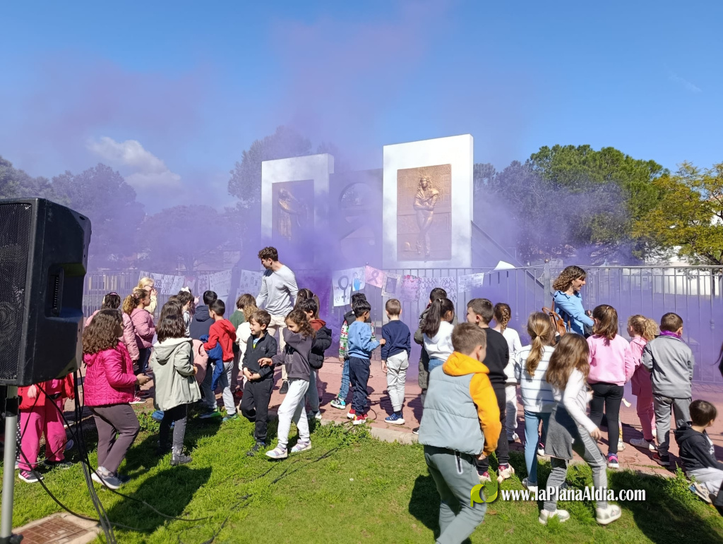 Almenara comemora el Dia Internacional de les Dones amb la lectura del manifest a la pla�a 8 de Mar�