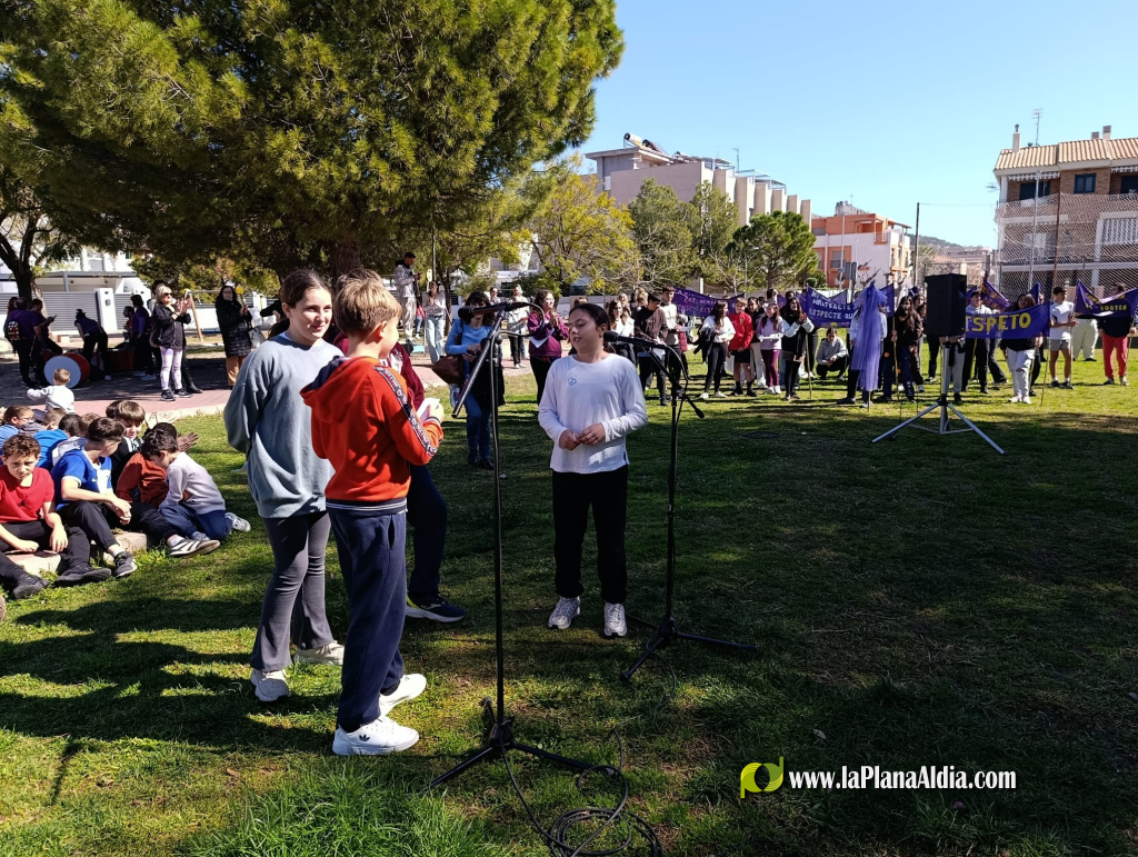 Almenara comemora el Dia Internacional de les Dones amb la lectura del manifest a la pla�a 8 de Mar�