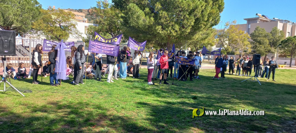 Almenara comemora el Dia Internacional de les Dones amb la lectura del manifest a la pla�a 8 de Mar�