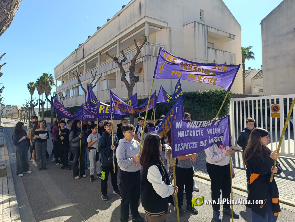 Almenara comemora el Dia Internacional de les Dones amb la lectura del manifest a la pla�a 8 de Mar�