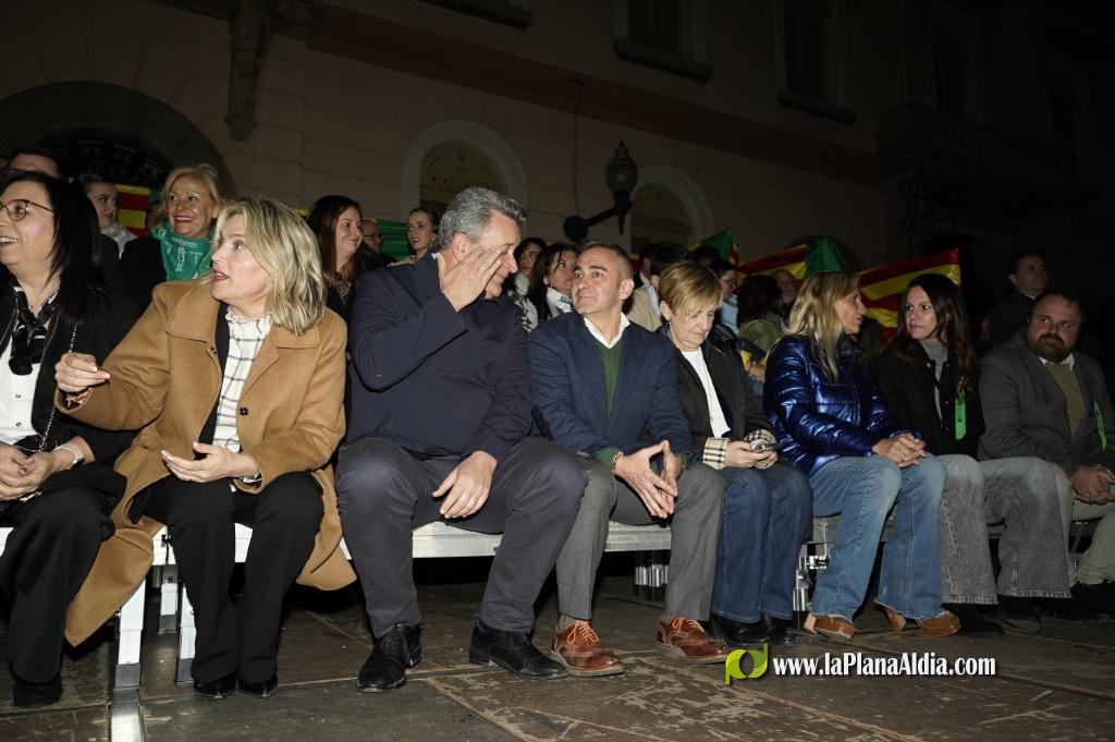 Castell? s'il?lumina amb l'Encesa de les Gaiates en una nit de llum i color