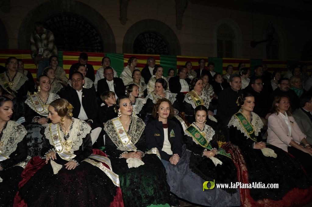 Castell? s'il?lumina amb l'Encesa de les Gaiates en una nit de llum i color