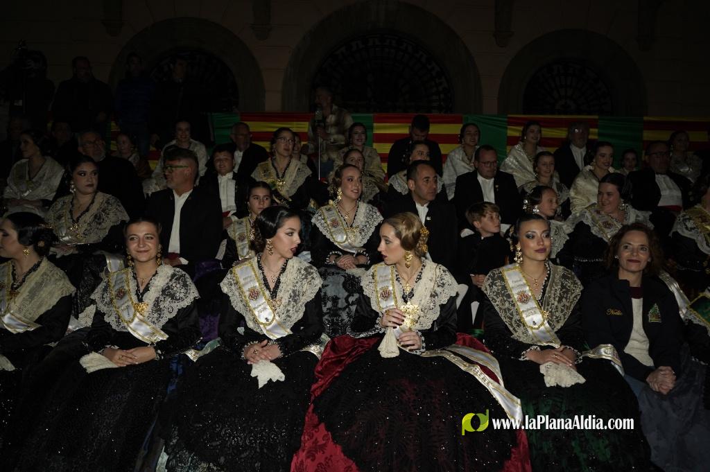Castell? s'il?lumina amb l'Encesa de les Gaiates en una nit de llum i color