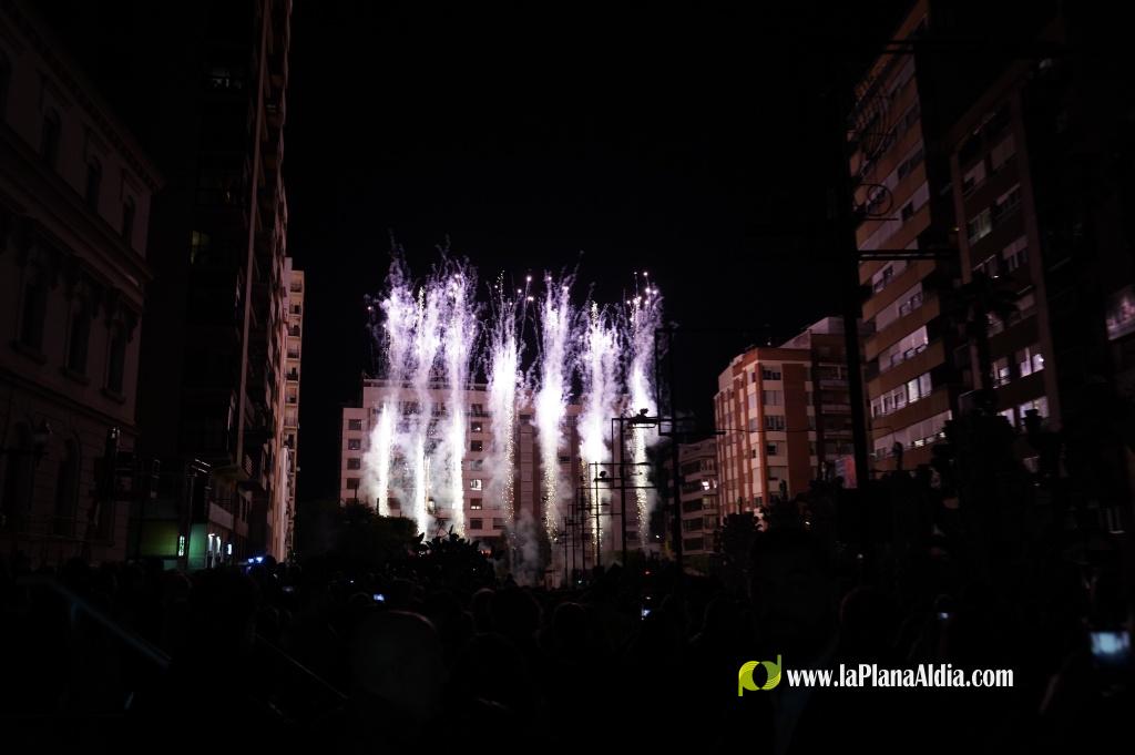 Castell? s'il?lumina amb l'Encesa de les Gaiates en una nit de llum i color