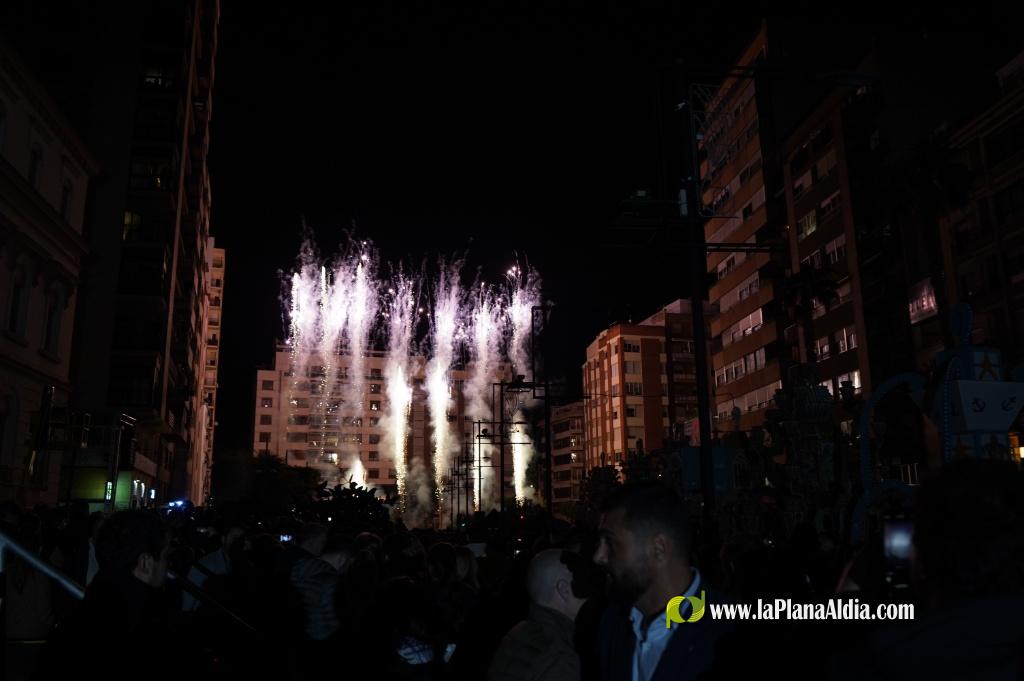 Castell? s'il?lumina amb l'Encesa de les Gaiates en una nit de llum i color