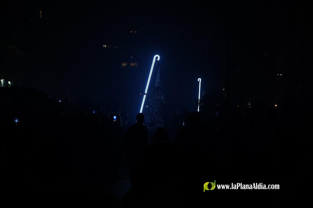 Castell? s'il?lumina amb l'Encesa de les Gaiates en una nit de llum i color