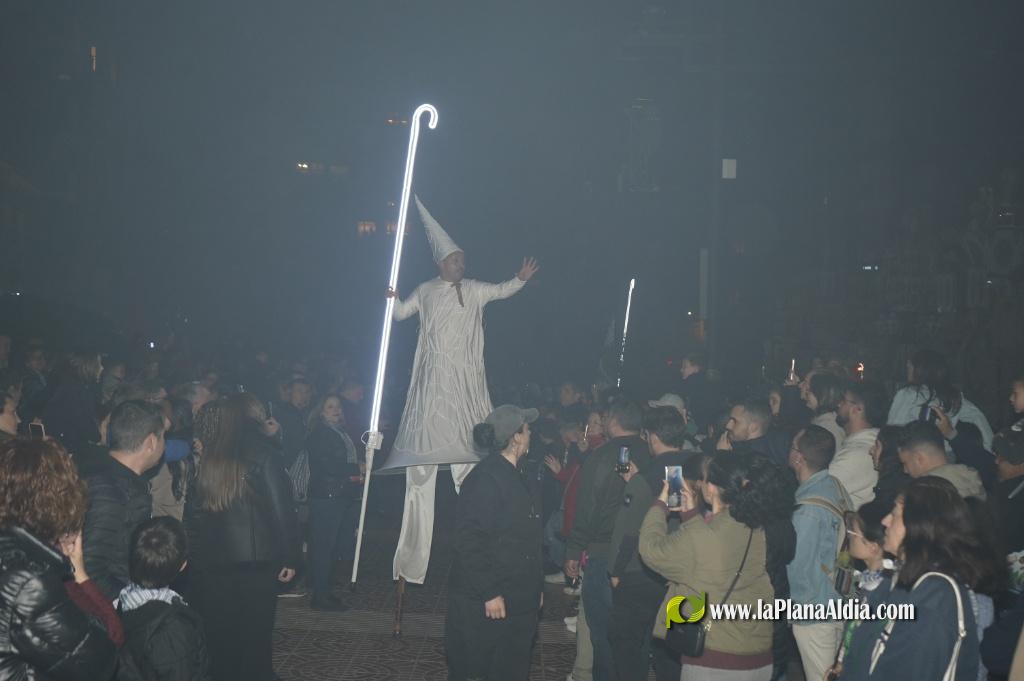 Castell? s'il?lumina amb l'Encesa de les Gaiates en una nit de llum i color
