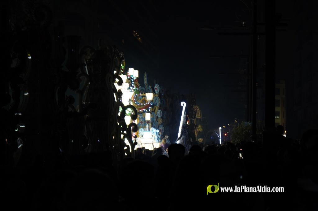 Castell? s'il?lumina amb l'Encesa de les Gaiates en una nit de llum i color