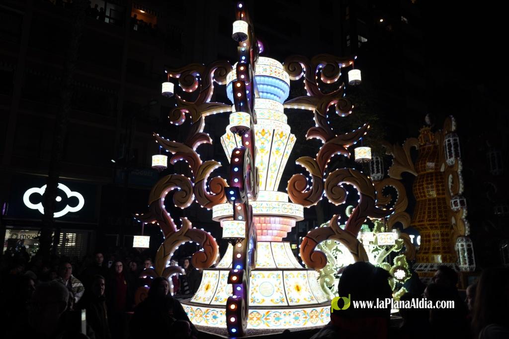Castell? s'il?lumina amb l'Encesa de les Gaiates en una nit de llum i color