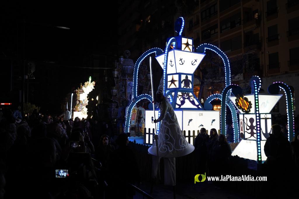Castell? s'il?lumina amb l'Encesa de les Gaiates en una nit de llum i color