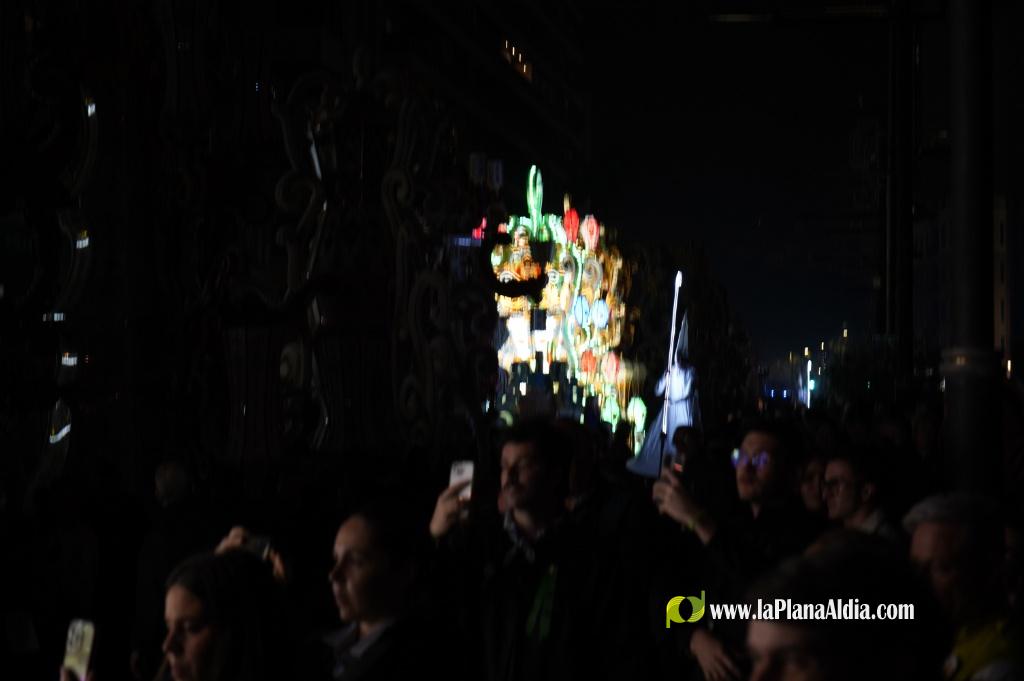 Castell? s'il?lumina amb l'Encesa de les Gaiates en una nit de llum i color