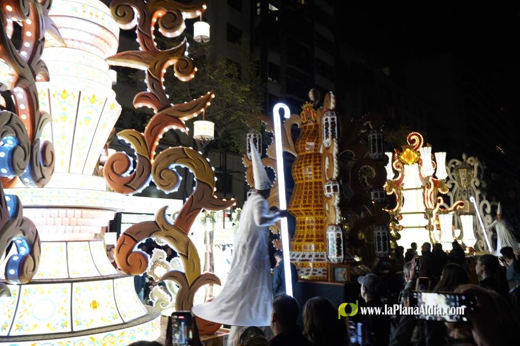 Castell? s'il?lumina amb l'Encesa de les Gaiates en una nit de llum i color