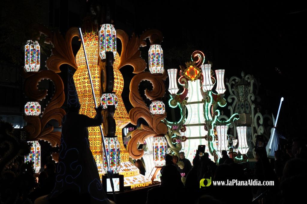 Castell? s'il?lumina amb l'Encesa de les Gaiates en una nit de llum i color