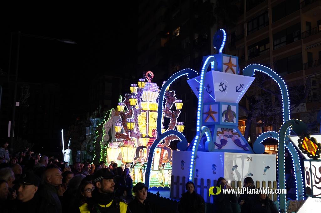 Castell? s'il?lumina amb l'Encesa de les Gaiates en una nit de llum i color