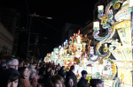 Castell? s'il?lumina amb l'Encesa de les Gaiates en una nit de llum i color
