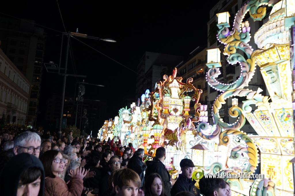 Castell? s'il?lumina amb l'Encesa de les Gaiates en una nit de llum i color