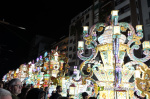 Castell? s'il?lumina amb l'Encesa de les Gaiates en una nit de llum i color