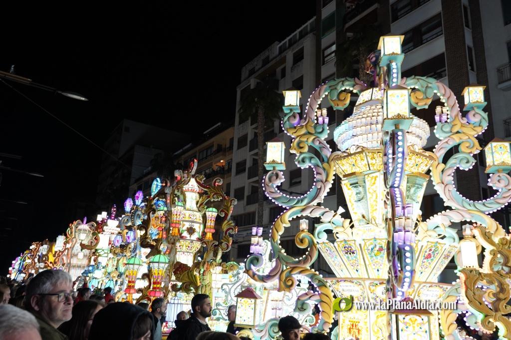 Castell? s'il?lumina amb l'Encesa de les Gaiates en una nit de llum i color