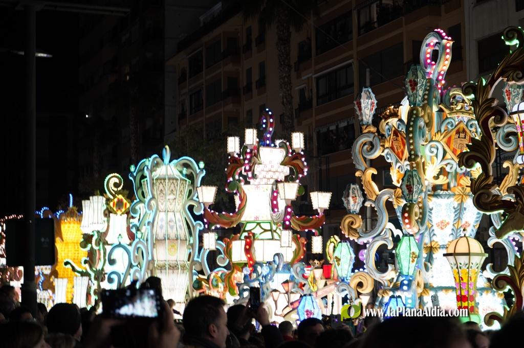 Castell? s'il?lumina amb l'Encesa de les Gaiates en una nit de llum i color