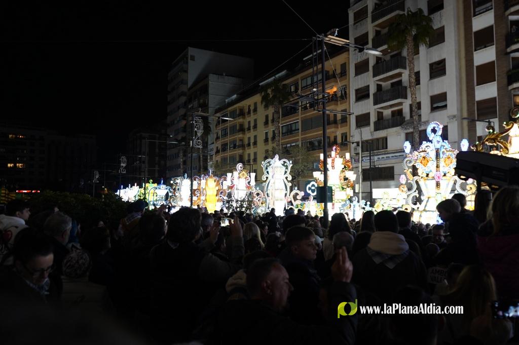 Castell? s'il?lumina amb l'Encesa de les Gaiates en una nit de llum i color