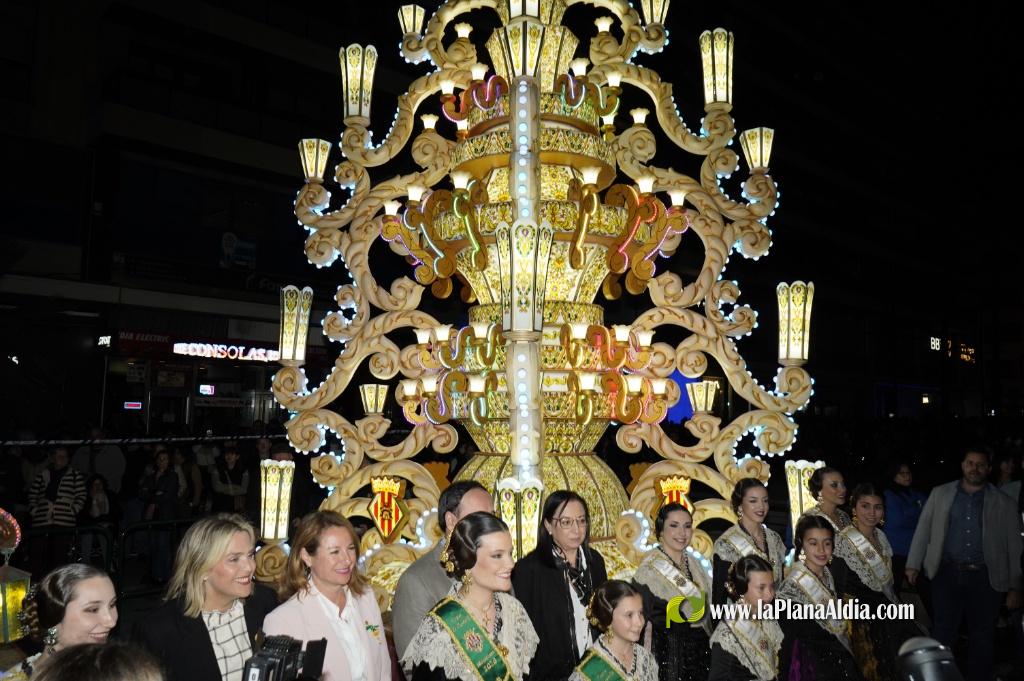 Castell? s'il?lumina amb l'Encesa de les Gaiates en una nit de llum i color