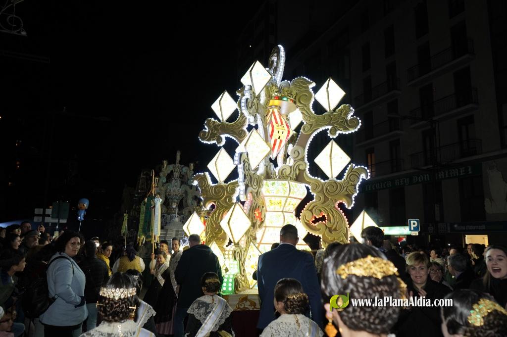 Castell? s'il?lumina amb l'Encesa de les Gaiates en una nit de llum i color